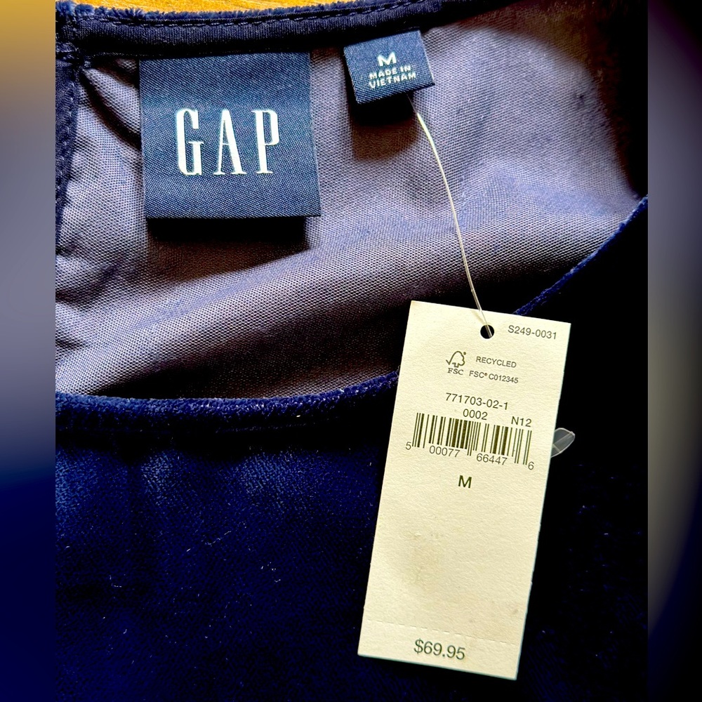 New with tags. Size M GAP woman’s velour navy dress.